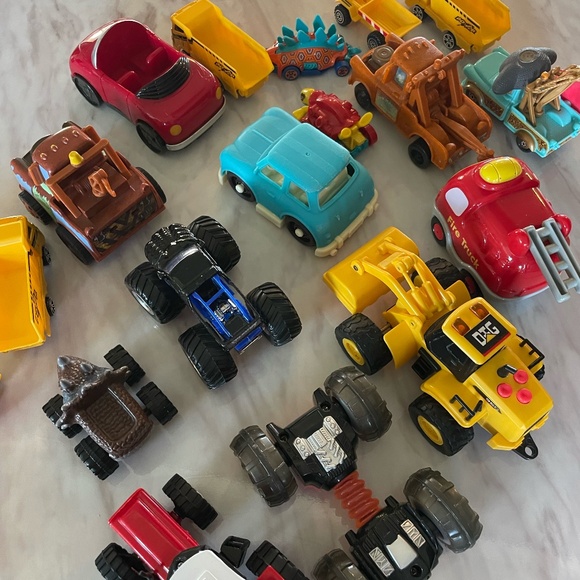 LOT OF 19 MISC TOY VEHICLES KIDS PLAY - Picture 3 of 10